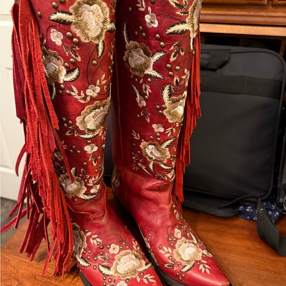 Lane Junk Gypsy Red Floral Embroidered Fringe Boots 9 like new - Picture 6 of 7